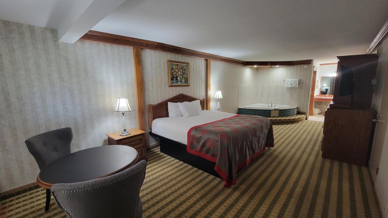Ramada By Wyndham Saginaw Hotel & Suites Dış mekan fotoğraf