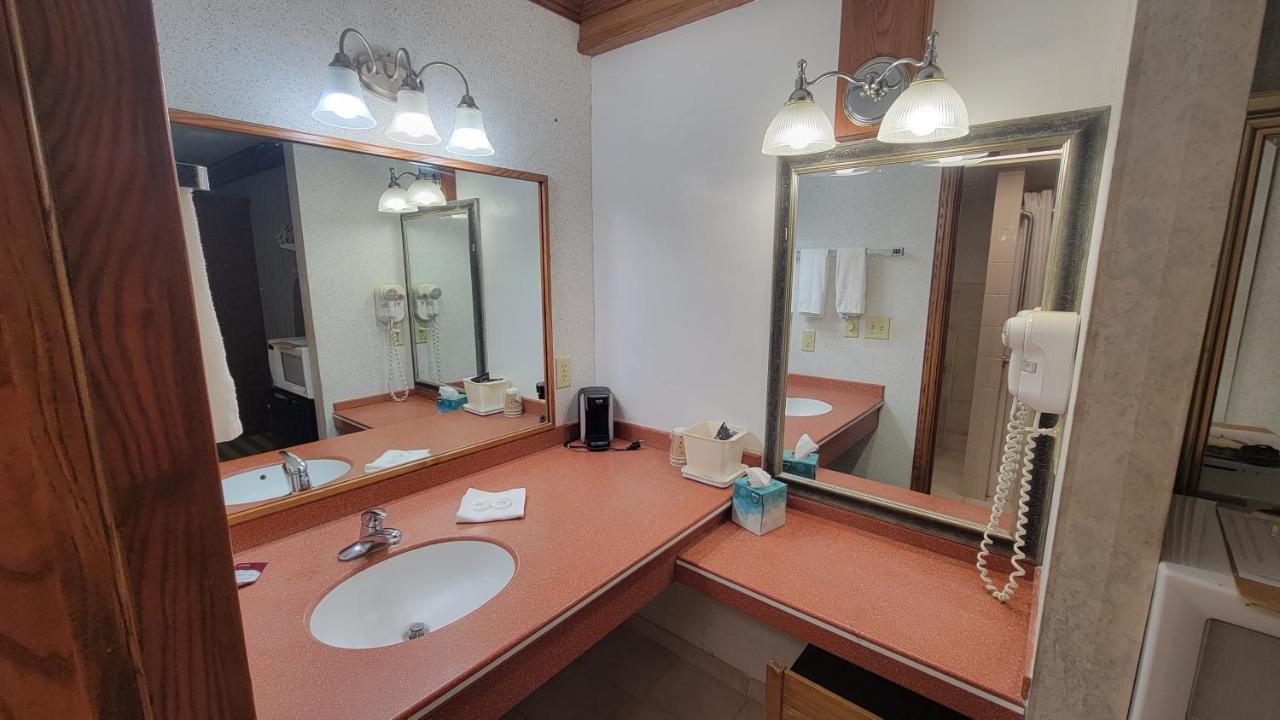 Ramada By Wyndham Saginaw Hotel & Suites Dış mekan fotoğraf