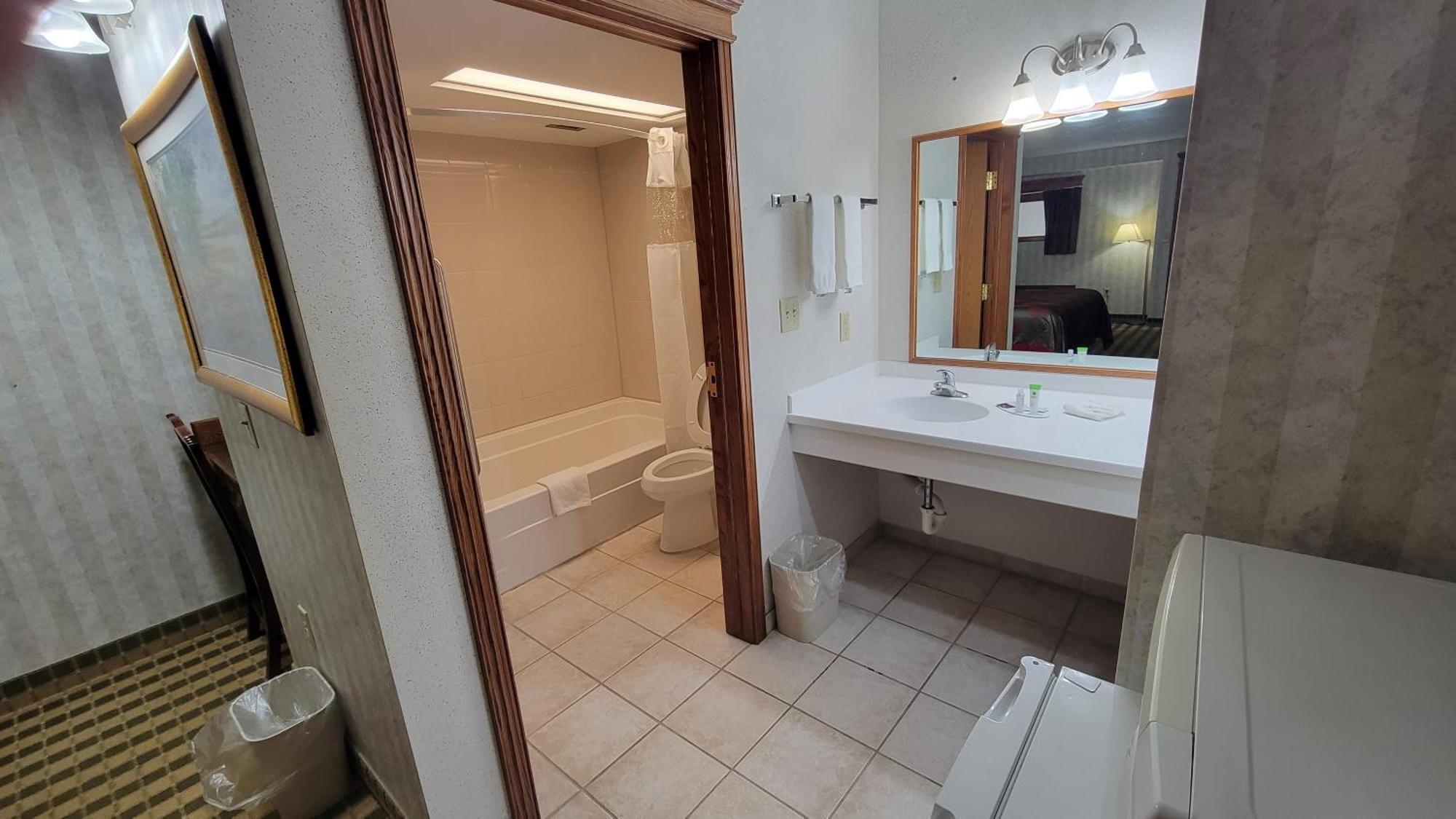 Ramada By Wyndham Saginaw Hotel & Suites Dış mekan fotoğraf