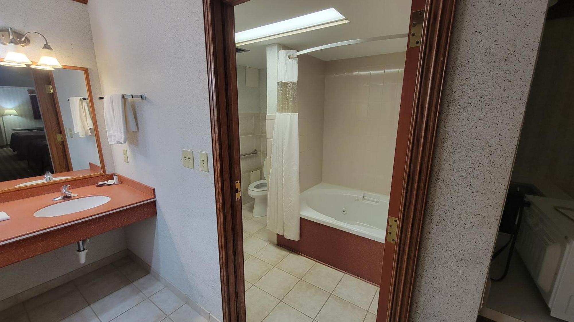 Ramada By Wyndham Saginaw Hotel & Suites Dış mekan fotoğraf